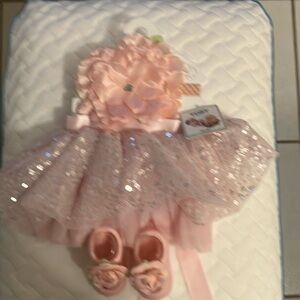 Perfect baby’s first look for photos.